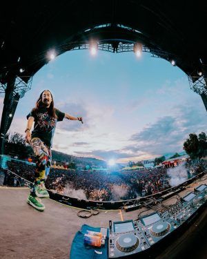 Steve Aoki Instagram - 1. When the Hail Mary 🎂 targets so beautifully 
2. Decision on who to cake is actually very difficult 
3. The sky is a painting 
4. Queen @dannapaola 
5. Bolivia im still here my love 
6. Went to the top and found Jesus 
7. AokiJump #1099 
8. The greatest feeling to be on stage with you all
9. So happy to meet all my wonderful beautiful fans. I love the signs and the creativity and these moments but most of all love ur heart. Thank u for coming to my shows or wherever I am im happy to see u. 
10. What a moment caught by @bradheaton