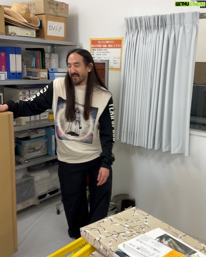 Steve Aoki Instagram - This was an incredible experience to visit my dear friend @takashipom studio and sleep where he slept 🤣 🛌 wow I’m so thankful to Murakami san for taking time to show me his works for his upcoming show in Kyoto later this year. And he’s been working tirelessly day and night. So grateful for these moments. My favorite Japanese artist Domo arigato gozaimasu! ❤️❤️❤️❤️❤️🙏🙏🙏🙏🙏 #aokijump #1095 Tokyo, Japan