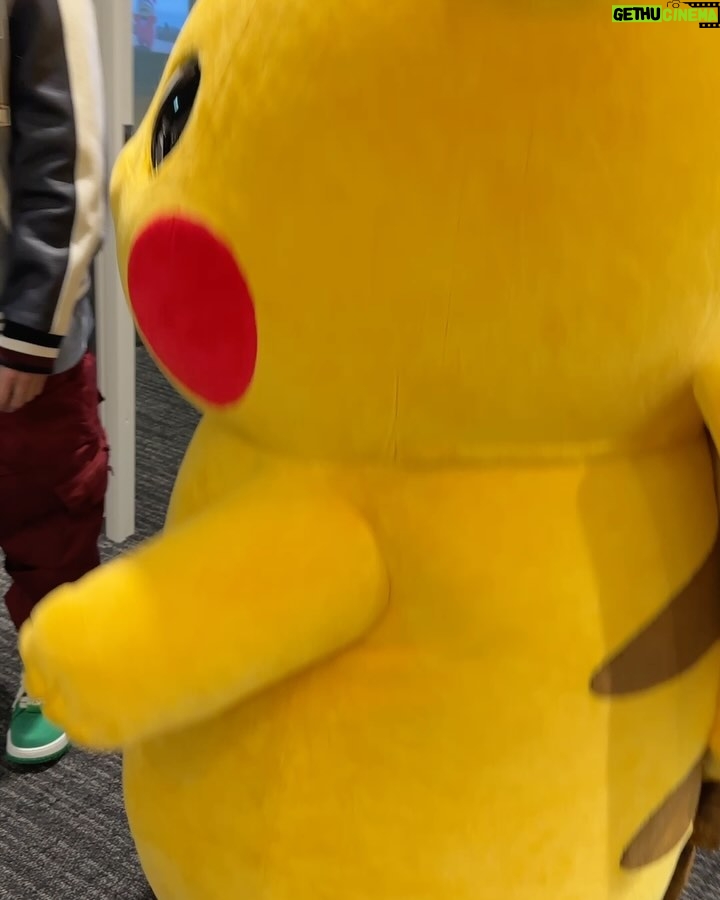 Steve Aoki Instagram - Luckiest guy ever having pikachu as ur host showing u the @pokemon hq. ❤️❤️❤️❤️ #aokijump pikachu jump. #1094. Tokyo, Japan