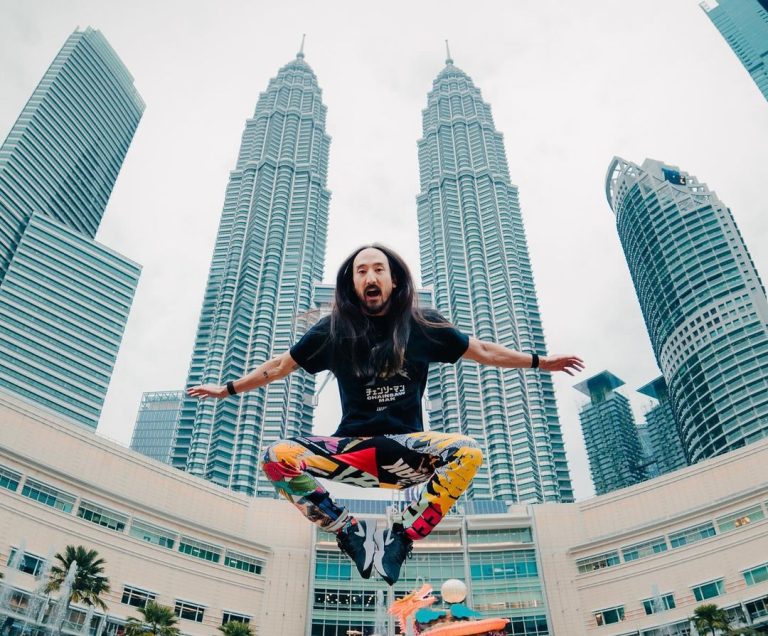 Steve Aoki Instagram - 9 years since the last time I played Kuala Lumpur Malaysia! Thank you for the warm welcome back!! 🇲🇾❤️🇲🇾❤️🇲🇾❤️ #aokijump #1092 Kuala Lumpur, Malaysia