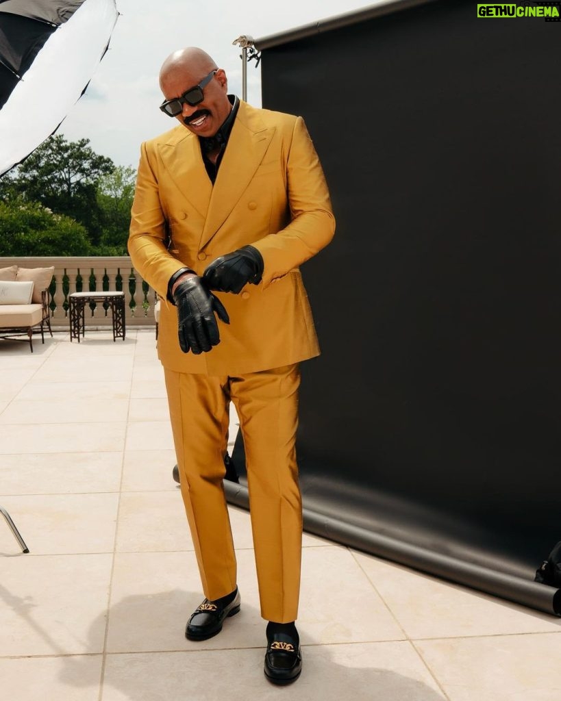 Steve Harvey Instagram - Old school meets High fashion #Outtakes Styled by @elly30 for @LofficielArabia Photographed by @dmstudi0