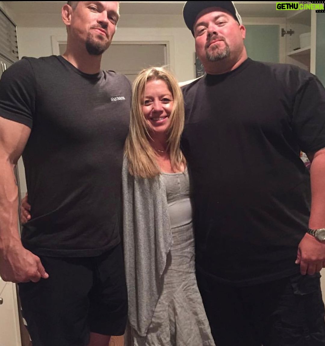 Steve Howey Instagram - National sibling day! I love my brother and sister! @bdoghowey @tammystrickling #nationalsiblingday