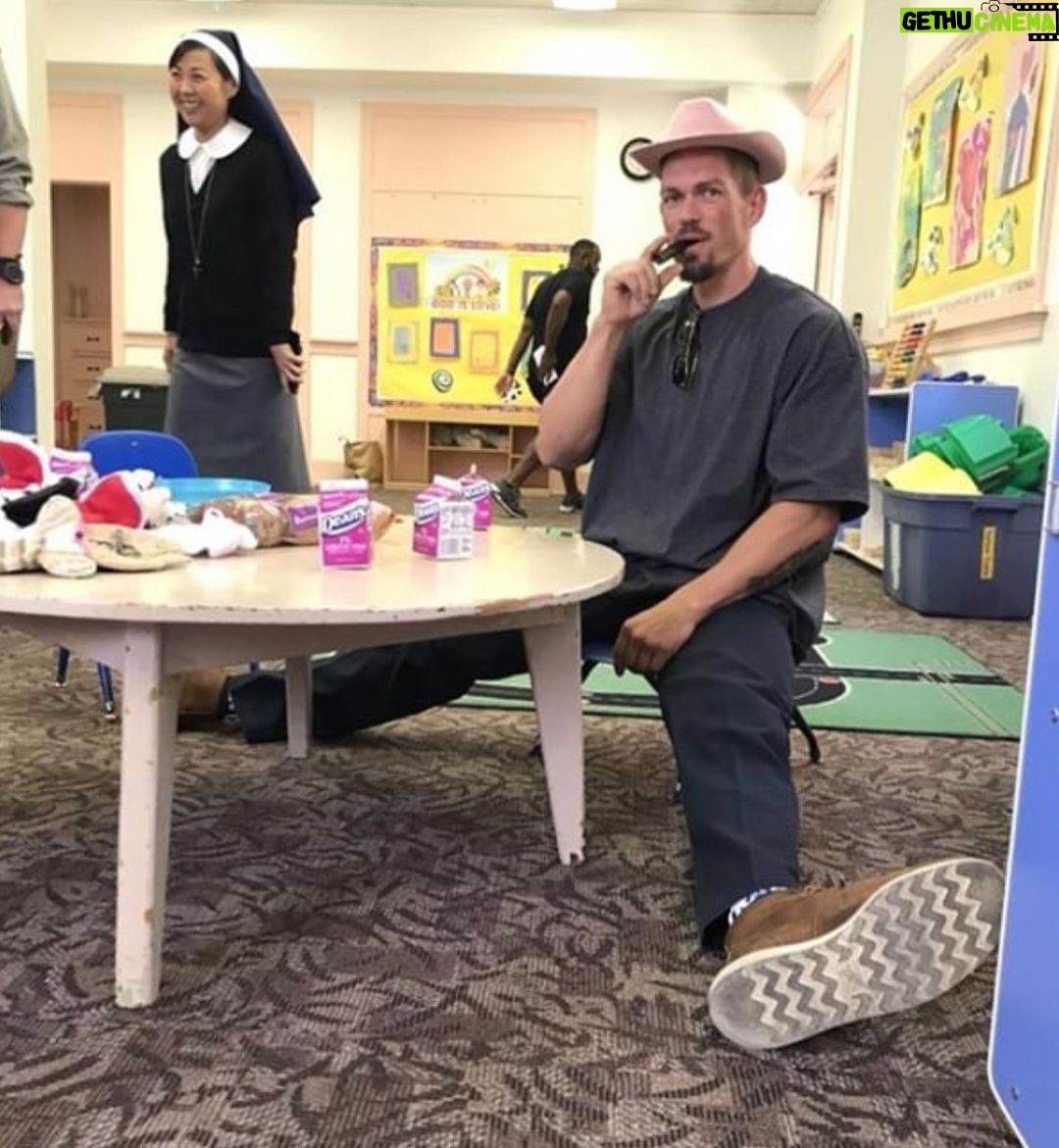 Steve Howey Instagram - In between takes, I put on my pink cowboy hat and chew a cigar. Missing these moments. #shameless
