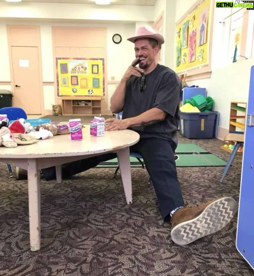 Steve Howey Instagram - In between takes, I put on my pink cowboy hat and chew a cigar. Missing these moments. #shameless