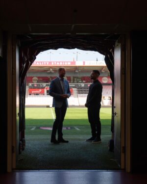 Steven Bartlett Instagram - WOW!💥Today was surreal! Prince William's team asked me to spend the day with him visiting businesses in the south of England that are doing great work to end homelessness and to partner with him and his Foundation @homewardsuk to work to end Homelessness in the next 5 years!

🥪 We started the day in a Pret A Manger in Bournemouth! We both put on aprons, made coffee's, sandwiches, and got to meet some of the incredible team members that are former refugees, former inmates and formerly homeless!

⚽️ We drove over to Bournemouth FC and met players from the Men's and Women's team who had come through the bounce back program and used football to change their lives. 

🎤 I was lucky enough to have a few moments to ask the future king some questions on his own personal motivations and how we manages his time! 

👩🏻‍💼 Myself and Prince William then hosted a business round table with a group of local business leaders about how they could work to hire more homeless individuals into their organisation! 

This is just the beginning of a big piece of work we're planning to do with Prince William, Homewards and the UK business community to help get homeless people (and former inmates) back into work, to up-skill them and to end homelessness for good!

🤯 Side note:

If you had told me as a kid, I would be spending the day with Prince William, the future King - I would never ever ever believed you. I grew up with a Nigerian mother and a english dad who both adore the royal family, one of my earliest memories is watching my mum and dad cry when Diana died. William has a wonderful way with people, and he was authentically kind both on and off camera today! Thank you to whatever force in the universe put me there today, I'm so grateful and a little confused. A day I'm sure I'll tell my kids about. 

If you're a business please do check out Homewards work! Together as a business community we can do a lot more to get all the talent we have in this country back to work! ❤️