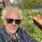 Steven Ogg Instagram – REASON: 
Cause I can
and I will 
and I won’t stop.

LOCATION:
London, UK

WRITER:
E.E. Cummings
(yes, I forgot to hit his “s.”)

POEM:
In The Time of Daffodils
#poetry #london #grinding #living London, United Kingdom