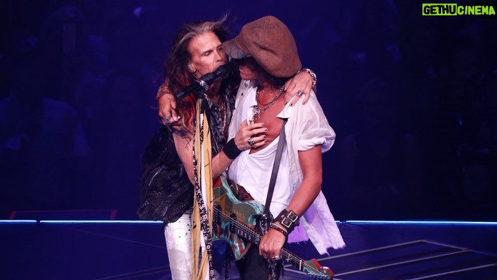 Steven Tyler Instagram - DO NOT WALK THIS WAY... STAY AWAY... WATCH MY PSA!!! #DONTWALKTHISWAY #STAYHOME #BEATTHEVIRUS @aerosmith 🎥 @justinmcconney