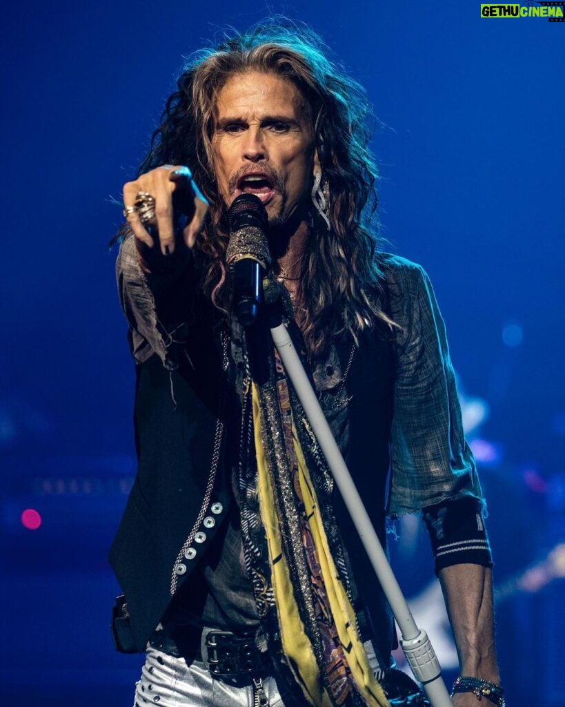 Steven Tyler Instagram - HEY!!! YOU!!! GET OFF OF MY CLOUD!!! @aerosmith #DEUCESAREWILD 📷 @justinmcconney Live At MGM