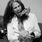 Steven Tyler Instagram – #TWINNING 🤘
📷 @katbenzova_rockphoto