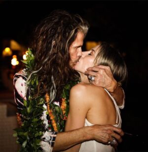 Steven Tyler Instagram - #HAPPYVALENTINESDAY ❤️ @theaimeeann
📷 @katbenzova_rockphoto