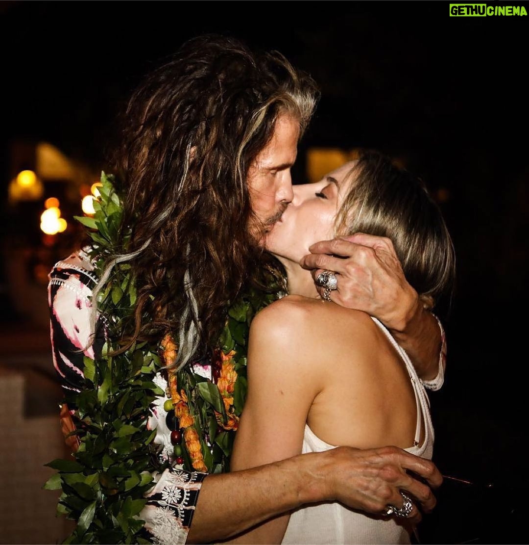 Steven Tyler - 112.4K Likes - #HAPPYVALENTINESDAY ❤️ @theaimeeann
📷 @katbenzova_rockphoto