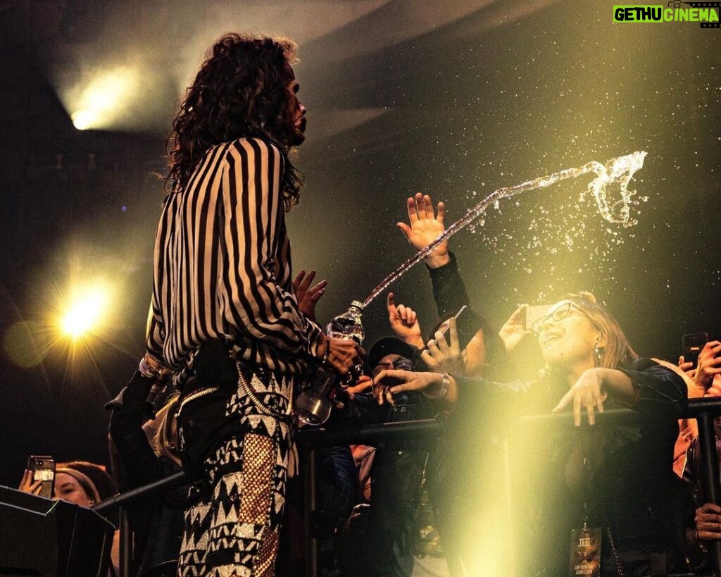 Steven Tyler Instagram - IT GETS HOT A.F 🔥IN SIN CITY... SOMETIMES I GOT TO COOL IT DOWN! 💦 #DEUCESAREWILD @aerosmith 📷 @justinmcconney Live At MGM