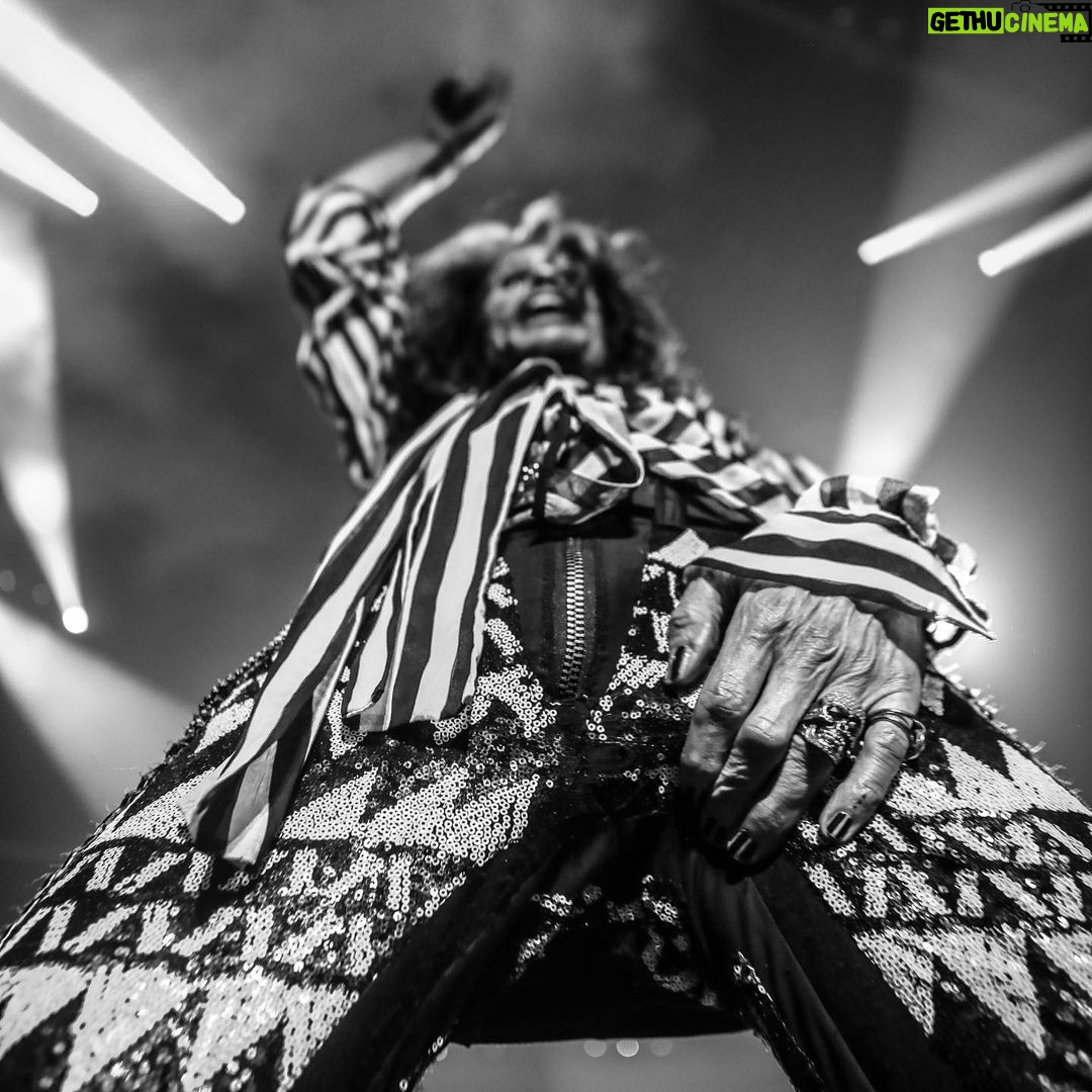 Steven Tyler Instagram - ELVIS HAS NOT LEFT THE BUILDING... YET!!! 📷 @katbenzova_rockphoto #DEUCESAREWILD Aerosmith-Deuces Are Wild Park MGM