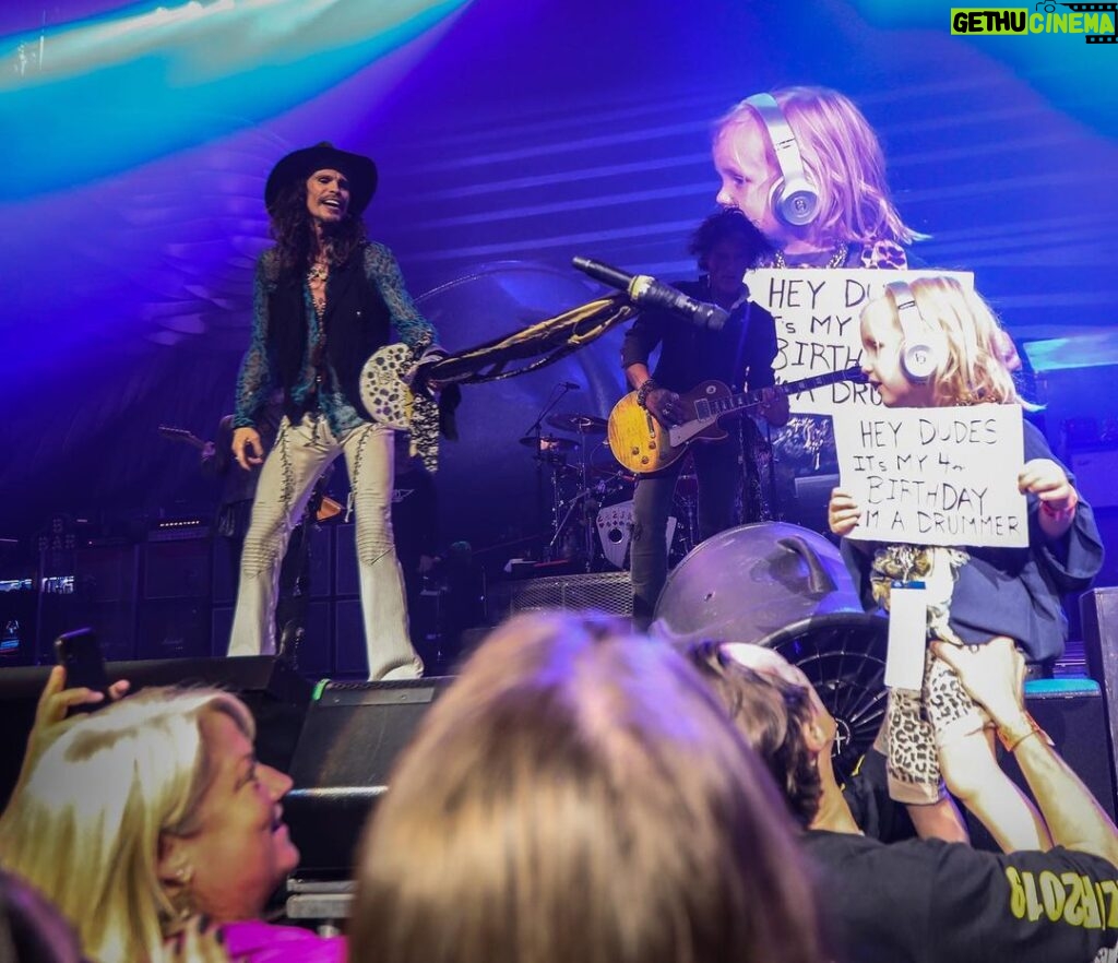 Steven Tyler Instagram - NOW THAT’S WHAT I CALL GREAT PARENTING! @AEROSMITH #DEUCESAREWILD 📷@katbenzova_rockphoto Live At MGM