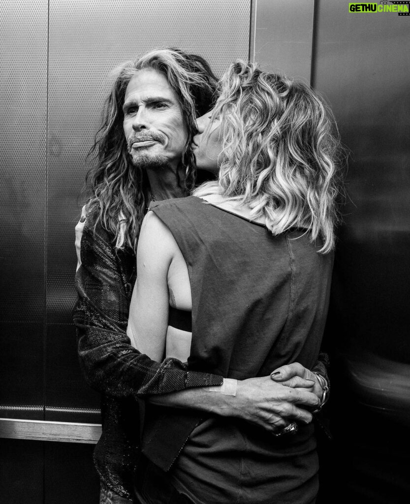 Steven Tyler Instagram - LOVE IN AN ELEVATOR @theaimeeann #DEUCESAREWILD 📷 @zack.whitford Live At MGM
