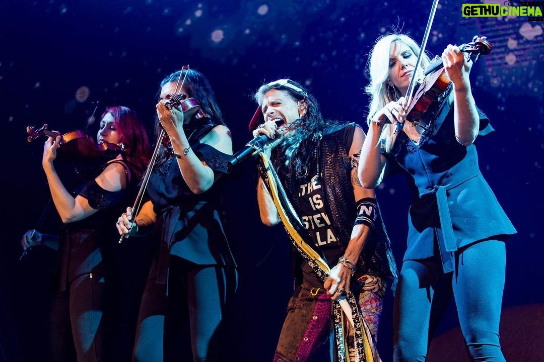 Steven Tyler Instagram - I DON’T WANT TO MISS A STRING #DEUCESAREWILD @aerosmith 📷 @zack.whitford Live At MGM