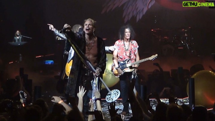 Steven Tyler Instagram - GETTING READY TO KICK ASS TONIGHT WITH A LITTLE HELP FROM OUR FRIENDS IN D.C. !!! @aerosmith @mgmnationalharbor