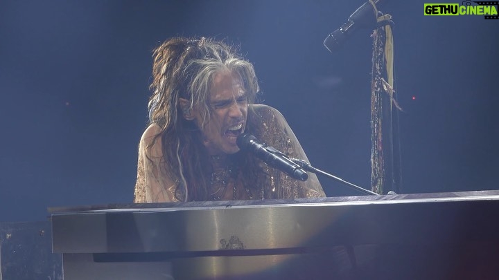 Steven Tyler Instagram - A LITTLE TEASE OF A SONG YOU HAVE BEEN REQUESTING... AN EXTENSION SOON??? #DEUCESAREWILD #AEROSMITH 🎥@justinmcconney Live At MGM