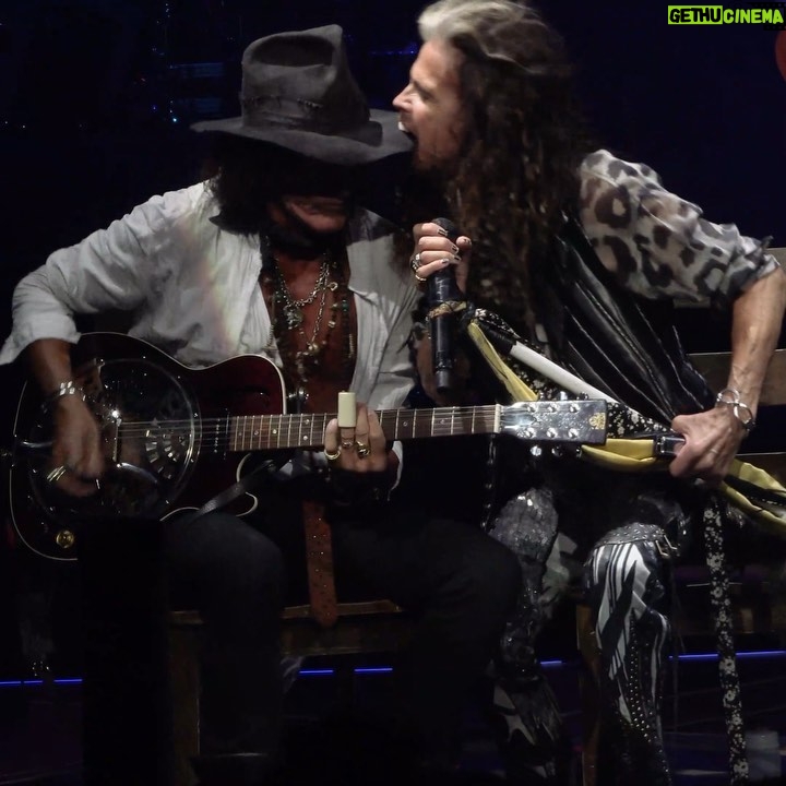 Steven Tyler Instagram - TAKE ONE BITE NOW... CAN I COME BACK FOR THE REST NEXT TIME @joeperryofficial??? #DEUCESAREWILD 🎥@justinmcconney Live At MGM