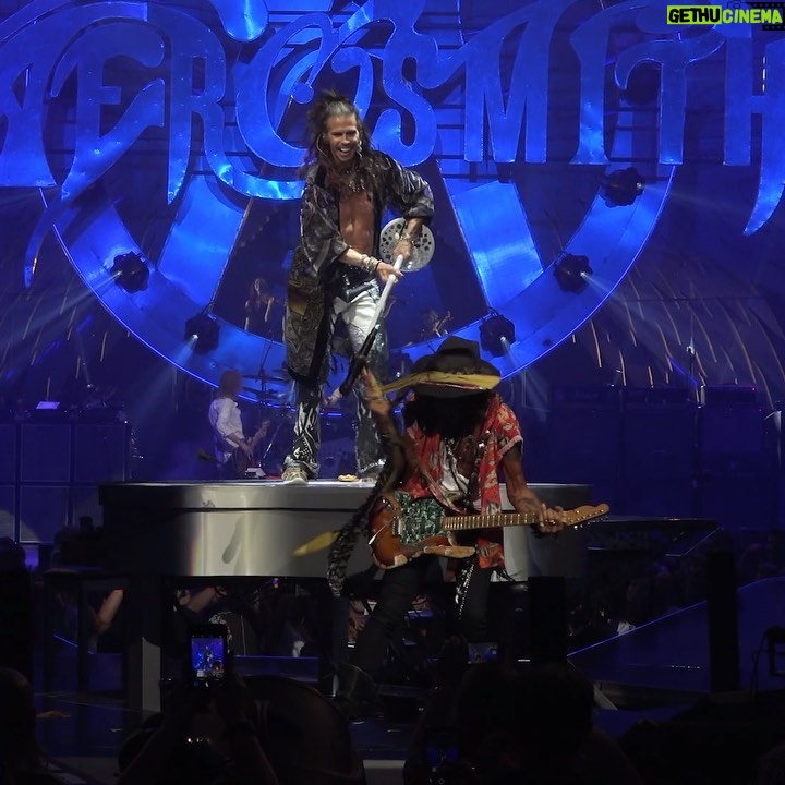 Steven Tyler Instagram - SORRY FOR SCARFIN’ YOU @joeperryofficial... I DID IT ON PURPOSE... A LICK AND A PROMISE IT WON’T HAPPEN AGAIN((MAYBE)) #DEUCESAREWILD #AEROSMITH 🎥@justinmcconney Live At MGM