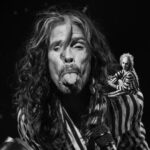 Steven Tyler Instagram – HEY… WE EVEN SHOP AT THE SAME STORE!!! EVEN STEVEN!!! MY #ELFONTHESHELF

📷 @katbenzova_rockphoto 
BEETLEJUICE 🎥 @timburton
