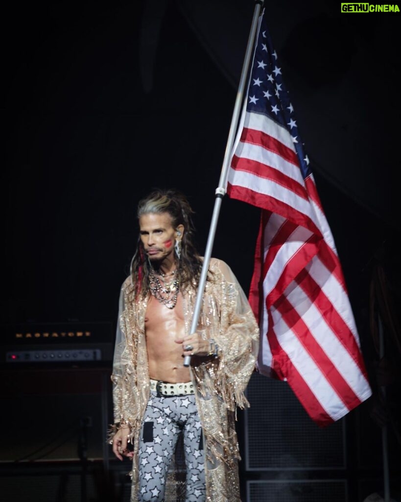Steven Tyler Instagram - TO QUOTE ONE OF MY FAVS... TONI MORRISON “THE FUNCTION OF FREEDOM IS TO FREE SOMEONE ELSE”... INDEPENDENCE ISN’T SOMETHING WE GET... IT’S SOMETHING WE DO. AND THAT MEANS WE ALL NEED TO PUT ON OUR BIG KID PANTS AND #WEARADAMNMASK #HAPPY4THOFJULY 📷 @katbenzova_rockphoto