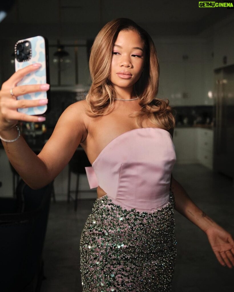 Storm Reid Instagram - About last (Saturday) night... 🏆 A look inside @stormreid iconic glowy peach and pink Emmy's look done by @paulyblanch. Products:  * Fit me matte foundation * Super stay powder * Master chrome highlighter molten quartz * Downtown sunrise eyeshadow palette * Tattoo studio gel pencil peach pop * Sky high mascara * Lip pencil 05 rośe * Lifter gloss gummy bear