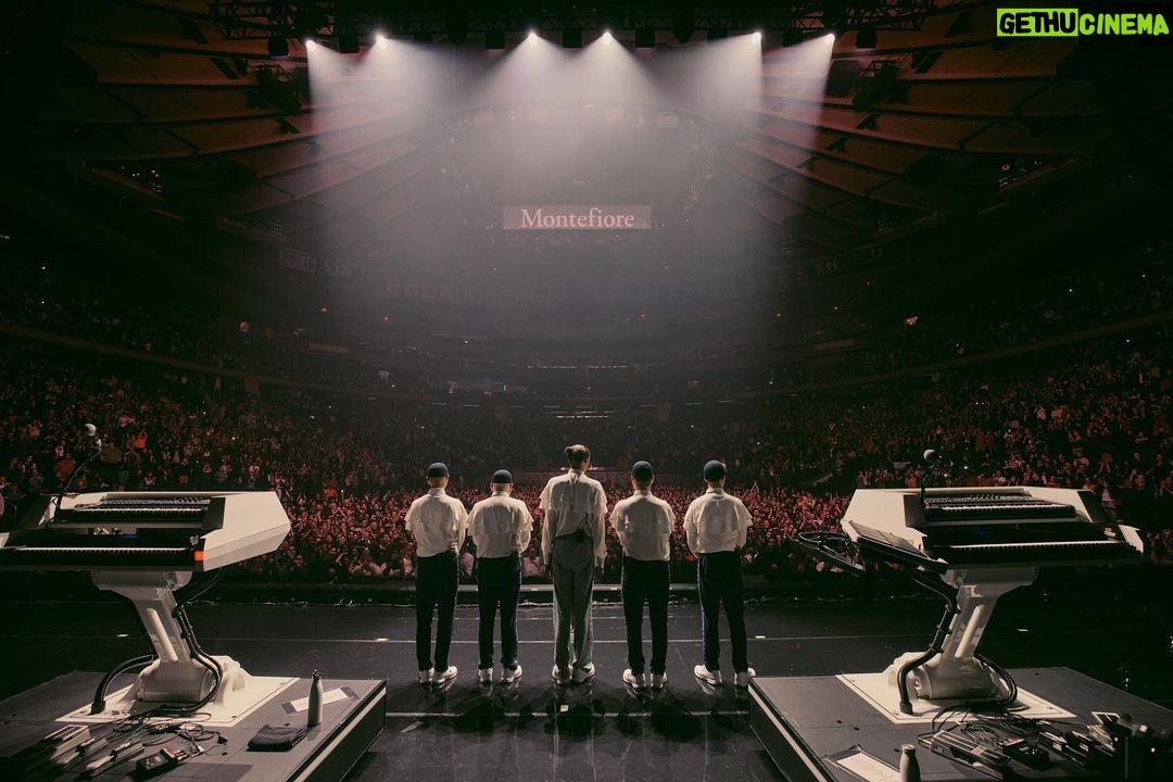 Stromae Instagram - 7 years later, same team, same venue and still the same emotion of being here. Thank you New York, thank you North America. See you tonight for my very last concert overseas -- 7 ans plus tard, même équipe, même salle, et toujours une grande émotion d'être là. Merci New York, merci l'Amérique du Nord. On se voit ce soir pour mon tout dernier concert outre-Atlantique 📷 @lydie.bonhomme @datiphotography Madison Square Garden