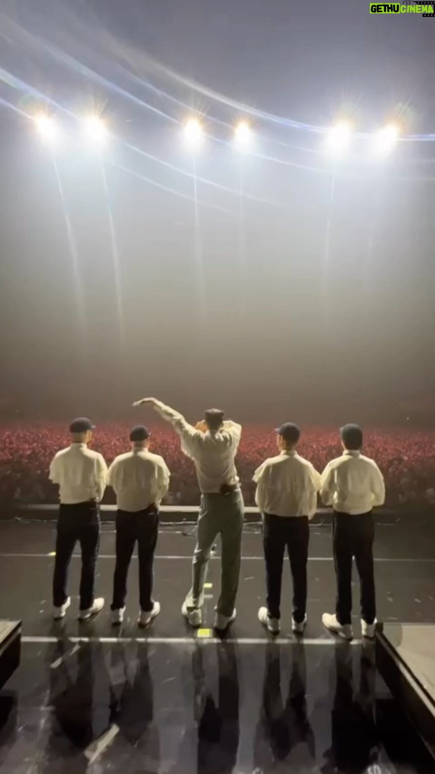 Stromae - 109K Likes - De retour à la maison pour 3 soirs. Merci Bruxelles ❤️
—
Back home for 3 nights. Thank you Brussels ❤️
1/3 ✅