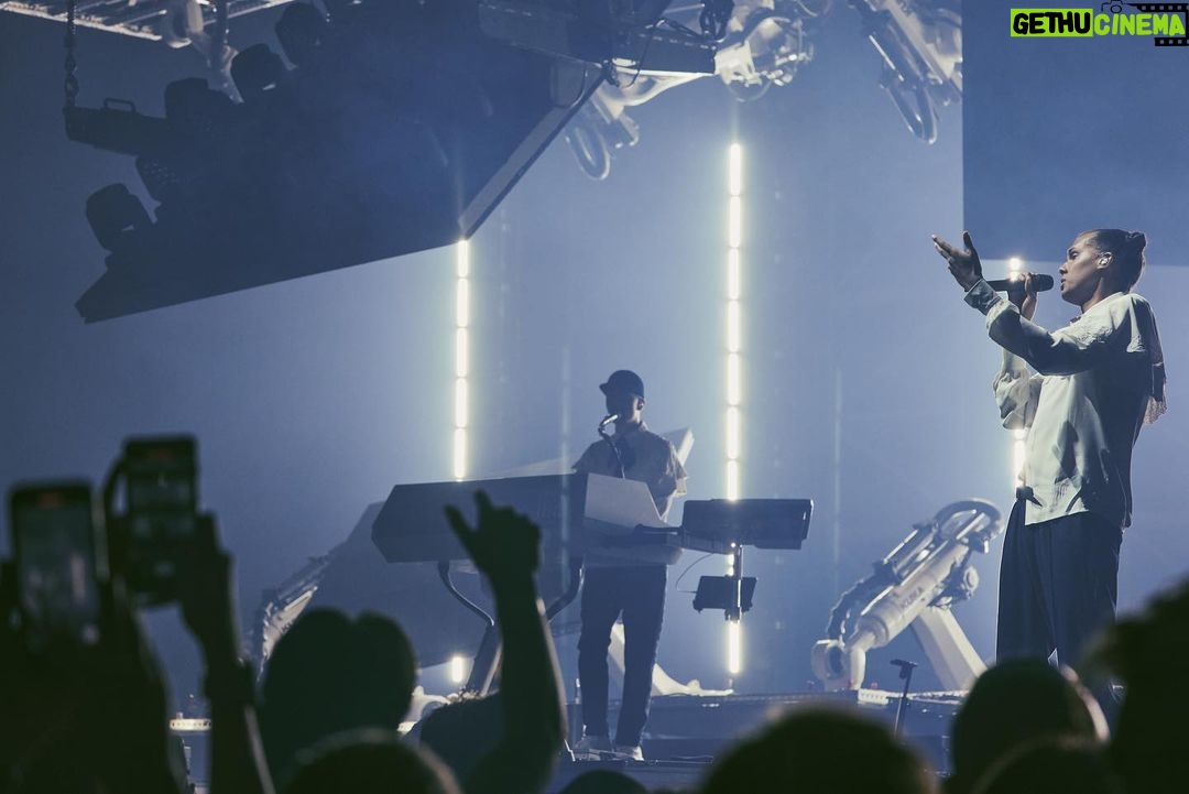 Stromae Instagram - Merci le @centrebell pour ces 3 soirées inoubliables ! Vous avez mis le feu et surtout, vous avez battu le record du public le plus bruyant !! On se revoit une dernière fois le 14 décembre ❤️ -- Thank you Bell Centre for these 3 unforgettable nights! You guys set the place on fire and most importantly, you broke the record for the loudest audience! See you on December 14th for the final round ❤️ 📷 @lydie.bonhomme Centre Bell