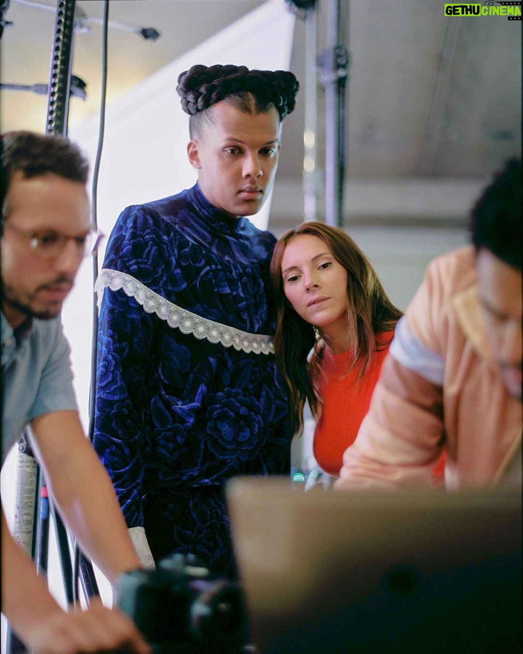 Stromae Instagram - Déjà 6 mois que "Multitude" est sorti. L'occasion de vous partager quelques photos souvenirs du shooting de la pochette 🤩 -- It’s been already 6 months since « Multitude » was released. Time to share with you some pictures of the cover shoot 🤩 📸 @lydie.bonhomme