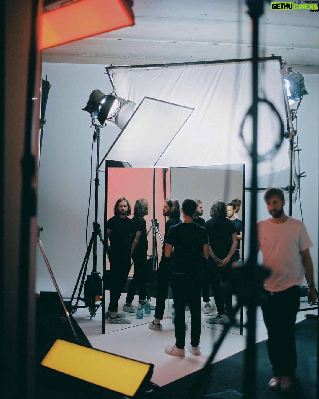 Stromae Instagram - Déjà 6 mois que "Multitude" est sorti. L'occasion de vous partager quelques photos souvenirs du shooting de la pochette 🤩 -- It’s been already 6 months since « Multitude » was released. Time to share with you some pictures of the cover shoot 🤩 📸 @lydie.bonhomme