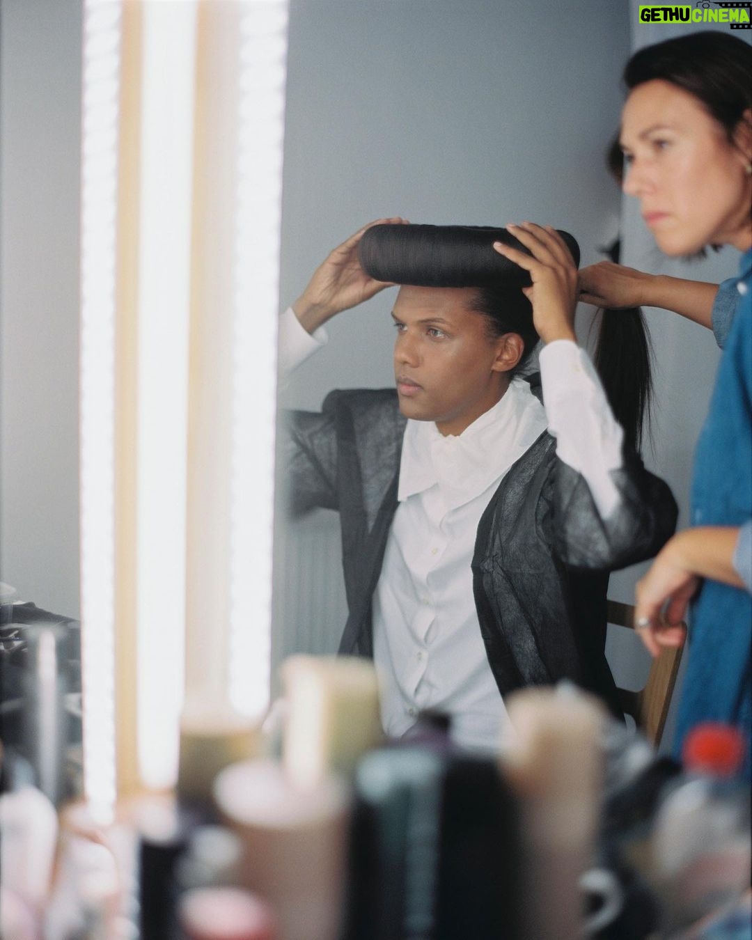 Stromae Instagram - Déjà 6 mois que "Multitude" est sorti. L'occasion de vous partager quelques photos souvenirs du shooting de la pochette 🤩 -- It’s been already 6 months since « Multitude » was released. Time to share with you some pictures of the cover shoot 🤩 📸 @lydie.bonhomme
