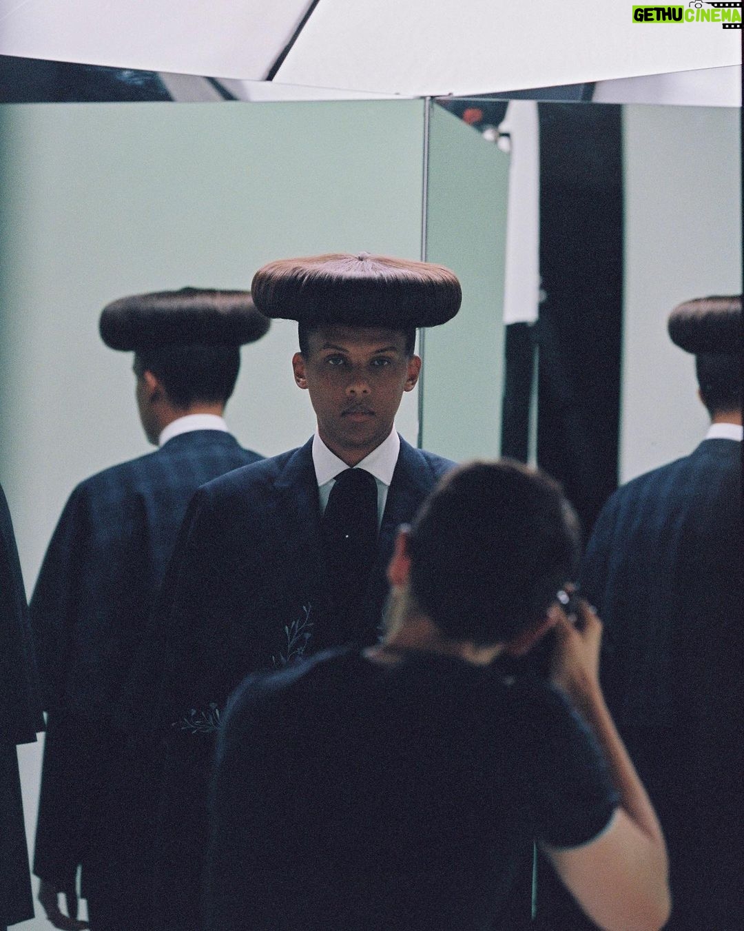 Stromae Instagram - Déjà 6 mois que "Multitude" est sorti. L'occasion de vous partager quelques photos souvenirs du shooting de la pochette 🤩 -- It’s been already 6 months since « Multitude » was released. Time to share with you some pictures of the cover shoot 🤩 📸 @lydie.bonhomme