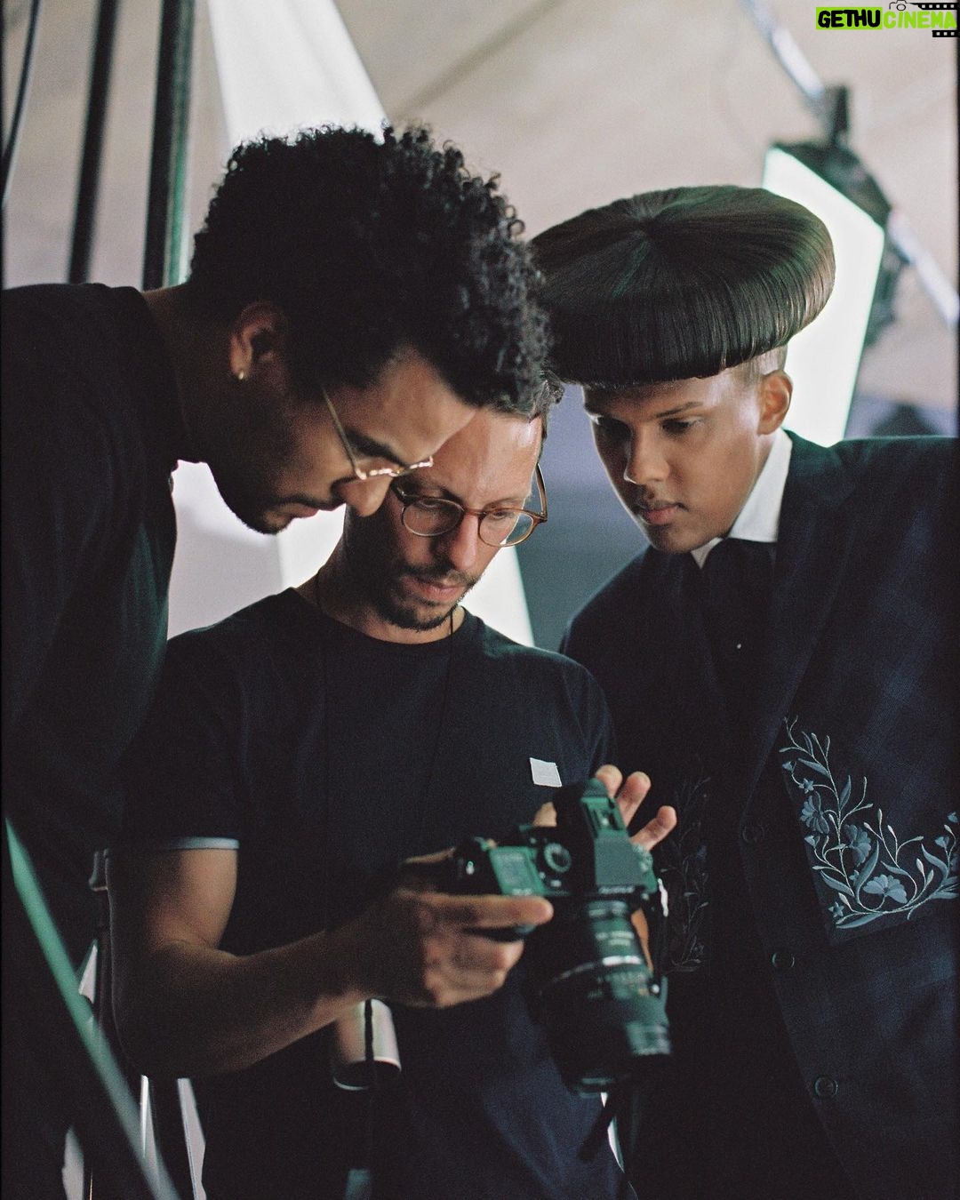 Stromae Instagram - Déjà 6 mois que "Multitude" est sorti. L'occasion de vous partager quelques photos souvenirs du shooting de la pochette 🤩 -- It’s been already 6 months since « Multitude » was released. Time to share with you some pictures of the cover shoot 🤩 📸 @lydie.bonhomme