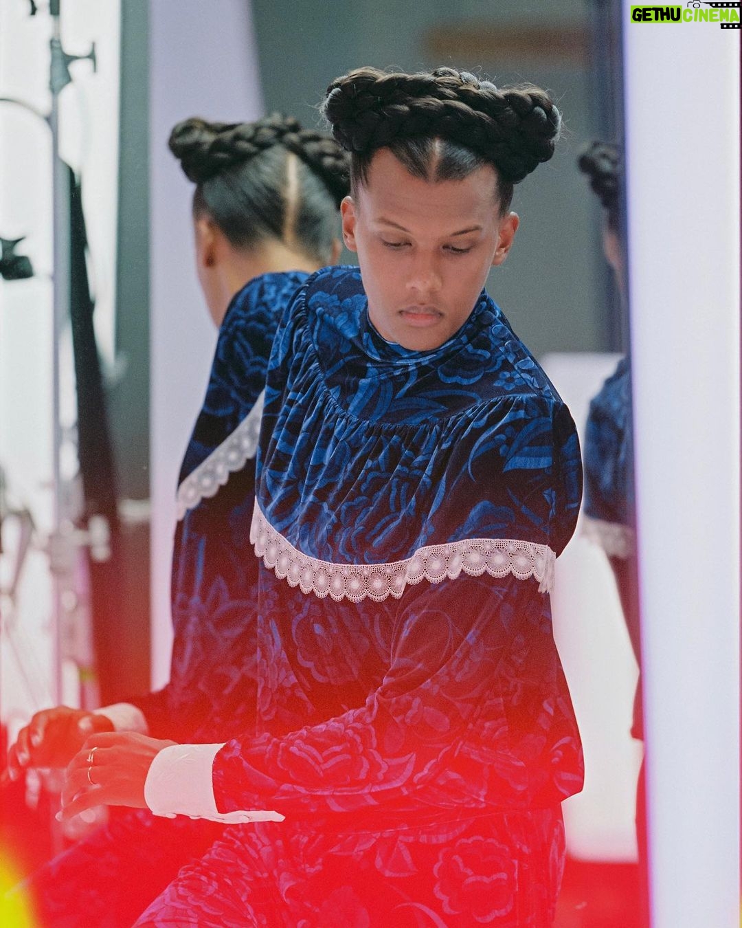 Stromae Instagram - Déjà 6 mois que "Multitude" est sorti. L'occasion de vous partager quelques photos souvenirs du shooting de la pochette 🤩 -- It’s been already 6 months since « Multitude » was released. Time to share with you some pictures of the cover shoot 🤩 📸 @lydie.bonhomme
