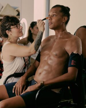 Stromae Instagram - La vérité enfin dévoilée sur mes tablettes de chocolat… Découvrez les coulisses du tournage de « Mon amour » avec @camila_cabello 

--

The truth finally revealed about my six-pack... Discover the backstage of the shooting of "Mon amour" with Camila Cabello 

📸 @lydie.bonhomme