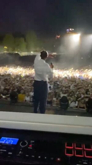 Stromae Instagram - Quel public, Grazie mille Milano. Vous entendre chanter « La solassitude » avec ce petit accent c’est tellement beau.

—

What an audience, Grazie mille Milano. So beautiful to hear you singing « La solassitude » with this little accent!