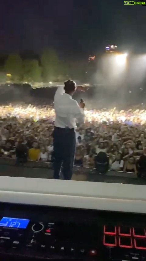 Stromae Instagram - Quel public, Grazie mille Milano. Vous entendre chanter « La solassitude » avec ce petit accent c’est tellement beau. — What an audience, Grazie mille Milano. So beautiful to hear you singing « La solassitude » with this little accent!