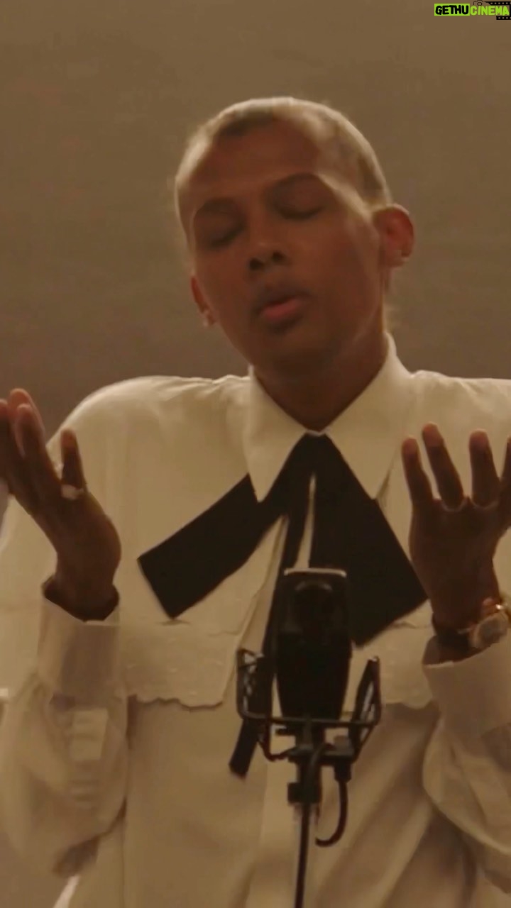 Stromae - 134.9K Likes - J'ai cru comprendre que la version a cappella de Mon Amour en fin de concert plaisait à certains d’entre vous... On l'a enregistrée en studio du coup et c'est dispo sur Youtube
__
I've heard that some of you liked the a cappella version of Mon Amour... So we recorded it! Discover it now on Youtube.
@vevo
Musiciens : @yoshiomasuda @sim0nlesaint @manoli.officiel @p3gase