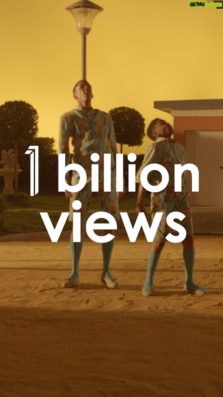 Stromae - 156.3K Likes - Le clip de Papaoutai vient de passer la barre du milliard de vues sur Youtube! 😱
Vous n’auriez pas pu nous faire un plus beau cadeau pour les 10 ans de Racine carrée!
1 000 000 000 de fois merci!!! ❤️
—
1 billion views for Papaoutai on YouTube 😱
You couldn’t have given us a better present for the 10th anniversary of Racine carrée!
Thank you 1,000,000,000 times !!!! ❤️
Director: Raf Reyntjens
DOP: Rik Zang
Choreographer: Marion Motin
Stylist: Coralie Barbier
Executive producer: Caviar
Producer: Eva Van Riet
Art direction: Luc Van Haver