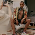 Stromae Instagram - La vérité enfin dévoilée sur mes tablettes de chocolat… Découvrez les coulisses du tournage de « Mon amour » avec @camila_cabello -- The truth finally revealed about my six-pack... Discover the backstage of the shooting of "Mon amour" with Camila Cabello 📸 @lydie.bonhomme