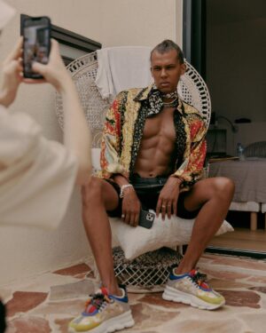 Stromae Instagram - La vérité enfin dévoilée sur mes tablettes de chocolat… Découvrez les coulisses du tournage de « Mon amour » avec @camila_cabello 

--

The truth finally revealed about my six-pack... Discover the backstage of the shooting of "Mon amour" with Camila Cabello 

📸 @lydie.bonhomme