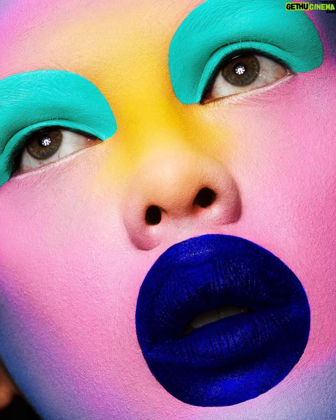 Stromae Instagram - SWIPE RIGHT to see my full transformation for @vman. A mix of 'My Little Pony' rainbow clouds, Memphis-style graphics and the dark side of a clown 🤡 - SWIPE à droite pour me voir maquillé comme jamais... Un mix entre les nuages arc-en-ciel de 'My Little Pony', les formes asymétriques du style Memphis et un clown un peu dark 🤡 Photo: @domenvandevelde Fashion: @gro.curtis.studio Creative Director: #StephenGan Makeup: @peterphilipsmakeup (@artandcommerce) for @DiorBeauty Hair: @joerirouffa for @keunehaircosmetics (@thewallgroup) Production: #SaraBielecki (@photobombproduction) Special Thanks: @bakerpr