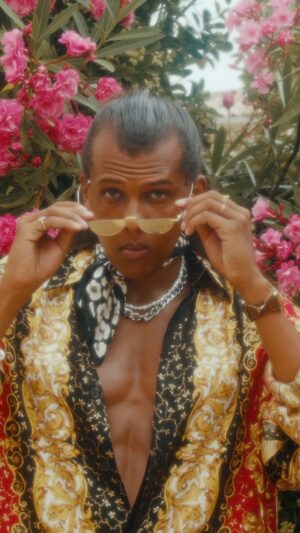 Stromae Instagram - Le prix à payer pour avoir un torse musclé 👀
Le making of de "Mon Amour" est disponible sur Youtube

--

Thanks to those who thought these were my real muscles 🙌
The BTS video "Mon Amour" is available on Youtube

📹 @cyp.de