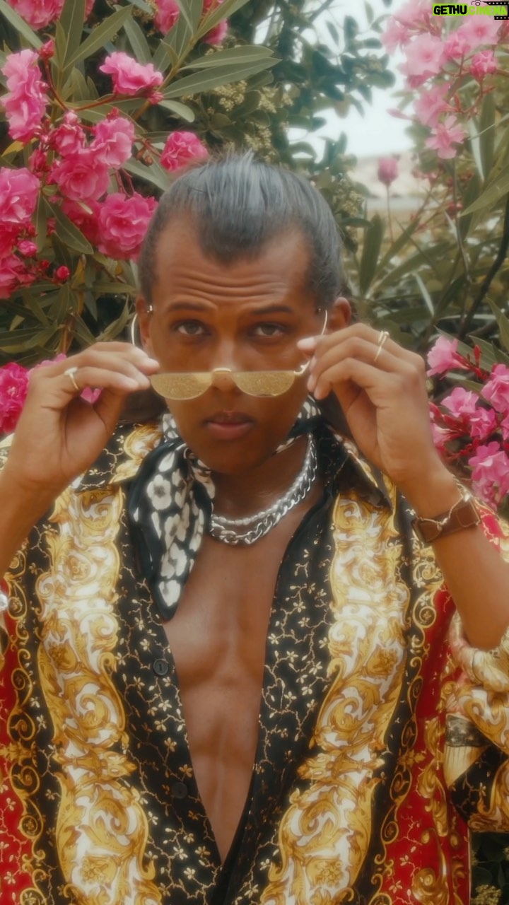 Stromae - 242.9K Likes - Le prix à payer pour avoir un torse musclé 👀
Le making of de "Mon Amour" est disponible sur Youtube
--
Thanks to those who thought these were my real muscles 🙌
The BTS video "Mon Amour" is available on Youtube
📹 @cyp.de