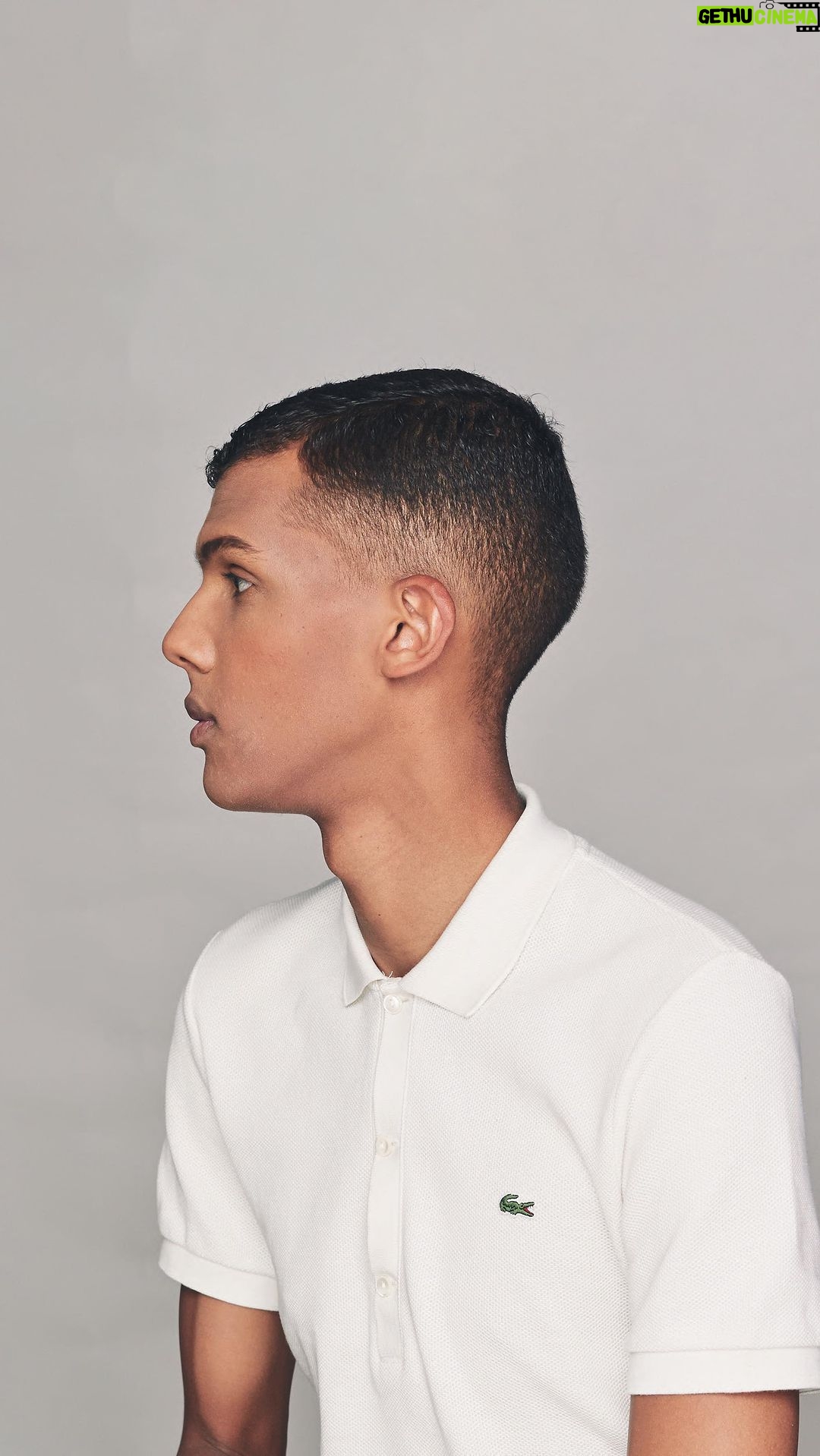 Stromae - 178.7K Likes - Racine carrée a dix ans 🥳
En 2013, personne n’aurait pu prédire que cette douzaine de chansons patiemment créées par Stromae dans son grenier allait devenir le plus grand succès francophone de la décennie.
Dix ans après, la fierté et la joie du travail accompli demeurent toujours intactes.
Retour sur cet album de tous les records et sur cette période inoubliable passée avec vous.
On vous remercie infiniment pour votre soutien, votre amour et votre fidélité ! 💖
Pssst : restez connectés aujourd’hui, on vous a préparé une petite surprise... 👀
—
Racine carrée is ten years old 🥳
In 2013, no one could have predicted that this dozen songs patiently created by Stromae in his attic would become the biggest francophone success of the decade.
Ten years on, the pride and joy of the accomplished work is still intact.
Let’s take a look back at this record-breaking album and the unforgettable time spent with you.
Thank you so much for your support, your love and your loyalty! 💖
Pssst: stay tuned today, we’ve got a little surprise for you... 👀
📹 : @aurelmerlhes & @newkidproduction