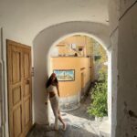 Su Burcu Yazgı Coşkun Instagram - strada per la spiaggia 🍋🤍 Positano