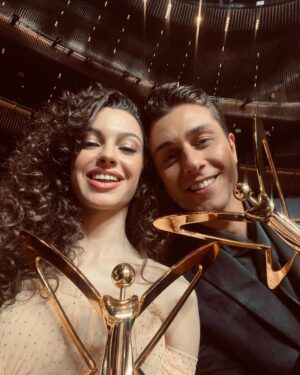 Su Burcu Yazgı Coşkun Instagram - Geceden 2 ödülle ayrılmak çok büyük bir mutluluk..🤍
Yıldızımın parlamasına yardımcı olan herkese çok teşekkür ederim.. ⭐️💫

@panteneturkiye @ondertiryaki @dorukkakiz @yagizyoldas @zuleyhakuru @jabotter @tophills