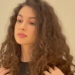 Su Burcu Yazgı Coşkun Instagram - Bazen içimden değişiklik yapmak geliyor. Bugün de uzun süredir kullandığım Philips'in 7000 serisi saç düzleştiricisi ile istediğim değişikliği kolayca yaptım. 🤍Argan yağı katkılı plakaları sayesinde çok kısa sürede saçlarımı şekillendirip evden çıkabildim!! @philipsturkiye #işbirliği